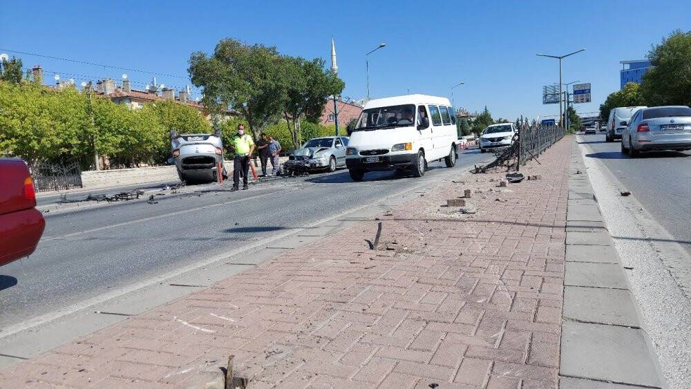 Kontrolden çıkan otomobil karşı şeride uçtu: 2 yaralı