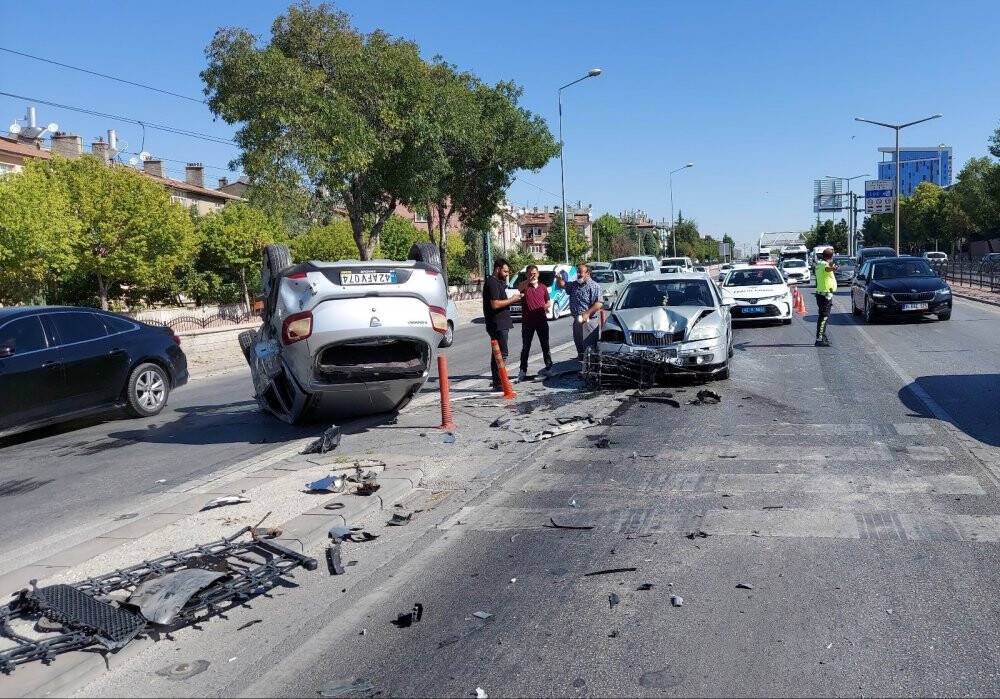 Kontrolden çıkan otomobil karşı şeride uçtu: 2 yaralı