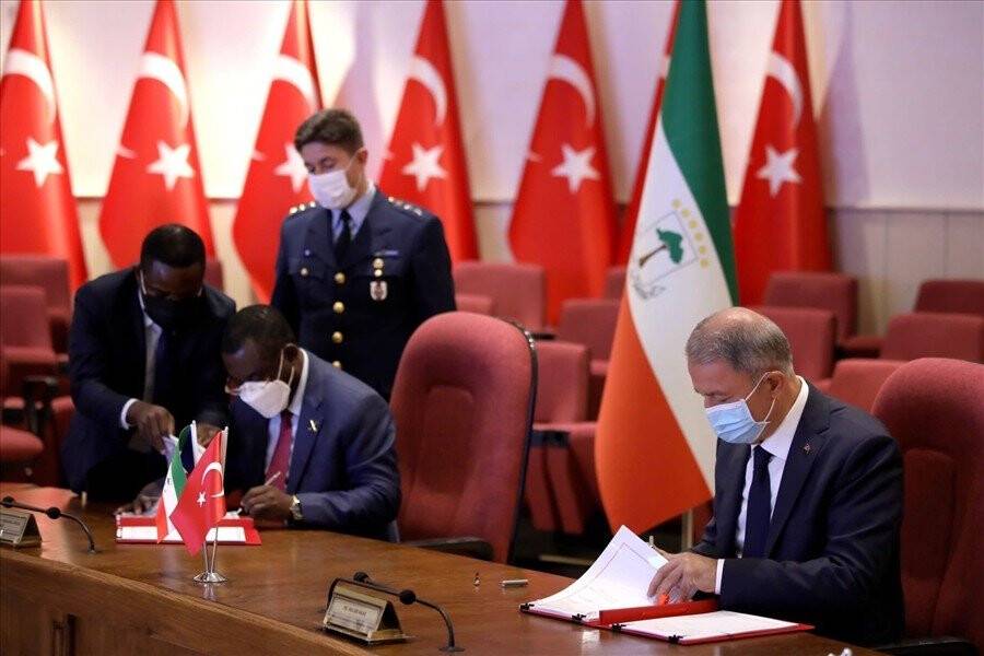 Bakan Akar, Ekvator Ginesi Savunma Bakanı ile anlaşma imzaladı
