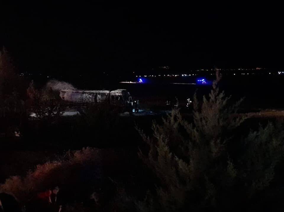 Kontrolden çıkan yakıt tankeri devrilip alev aldı: 1 ölü