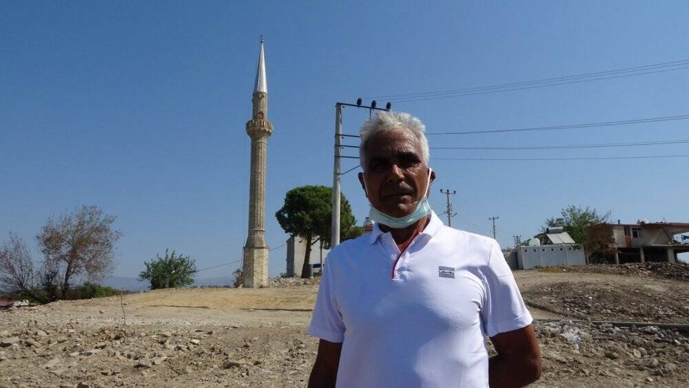 Yangında hasar gören cami yıkıldı, minaresi kaldı