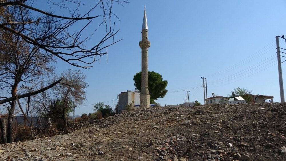 Yangında hasar gören cami yıkıldı, minaresi kaldı