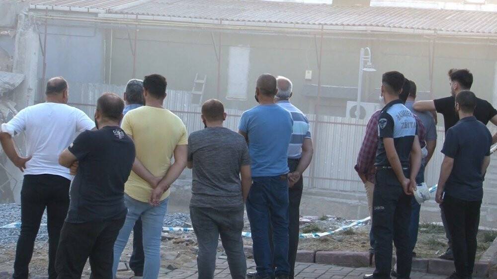 Başakşehir’de çöken mobilya mağazası kontrollü şekilde yıkıldı