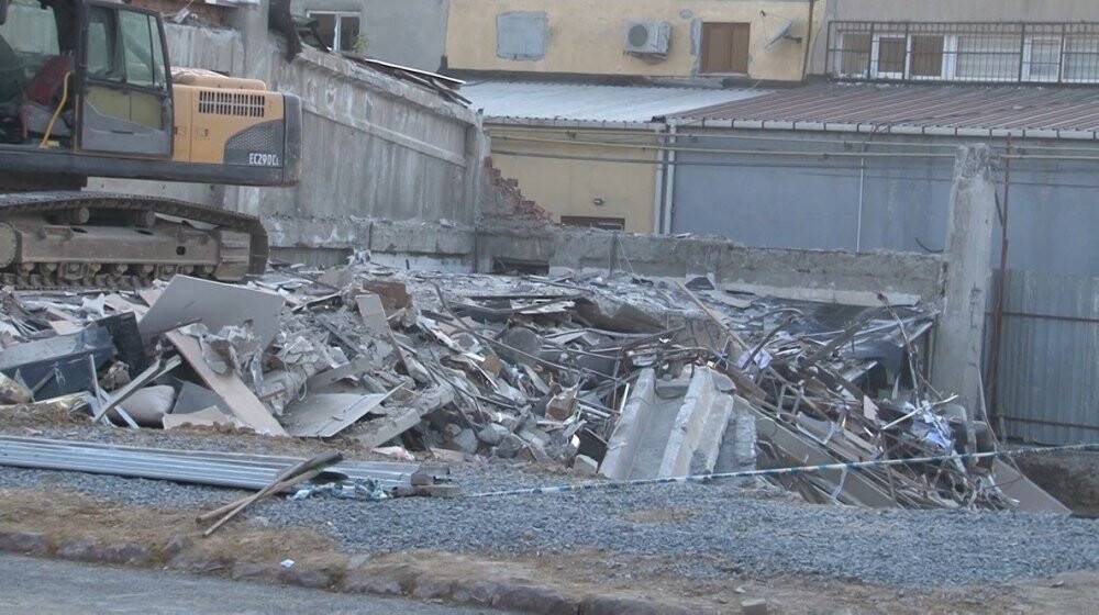 Başakşehir’de çöken mobilya mağazası kontrollü şekilde yıkıldı