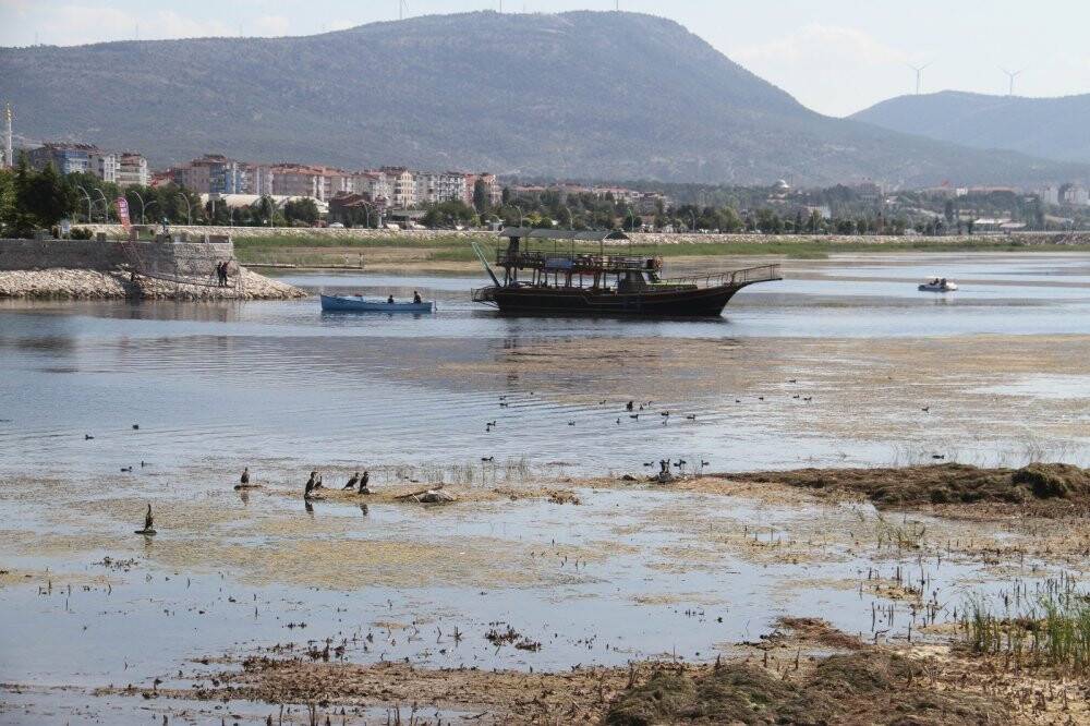 Beyşehir Gölü’nde balçığa saplanan tur tekneleri kayıklarla yüzdürüldü