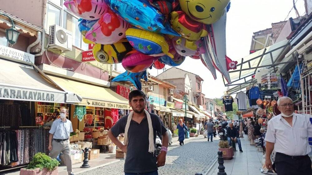 Günde 10 kilometre yürüyerek 6 bin lira kazanıyor