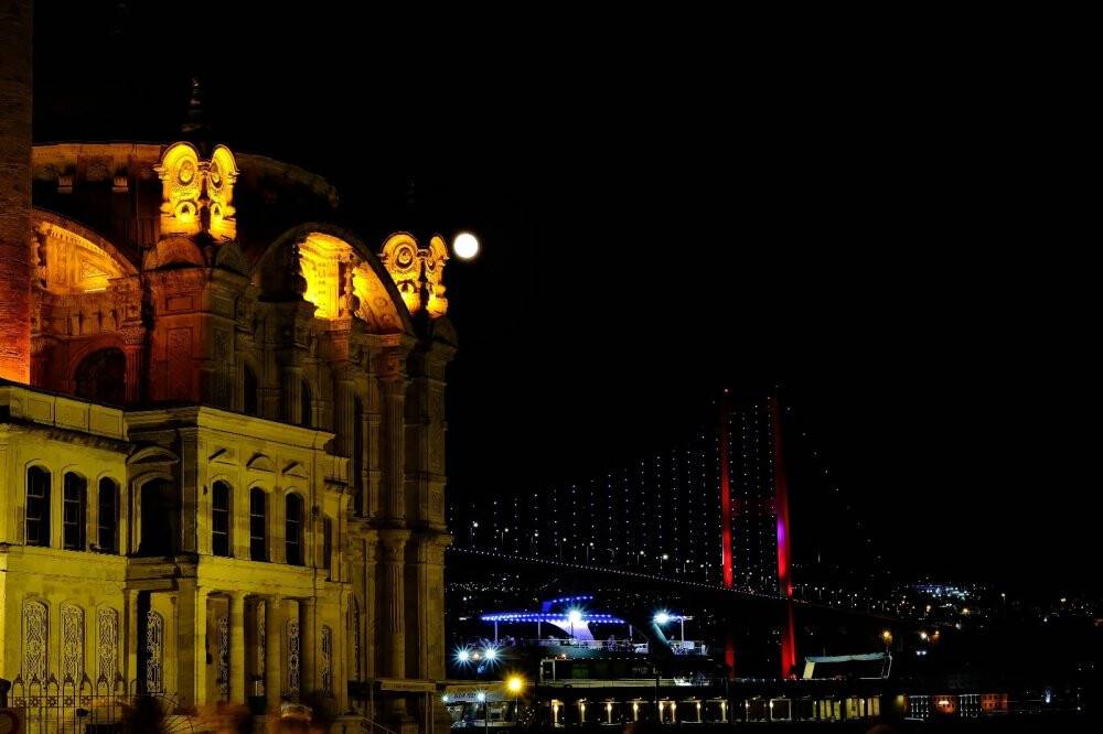 İstanbul’da mest eden dolunay manzarası