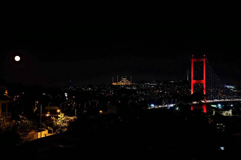 İstanbul’da mest eden dolunay manzarası