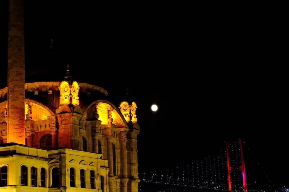 İstanbul’da mest eden dolunay manzarası