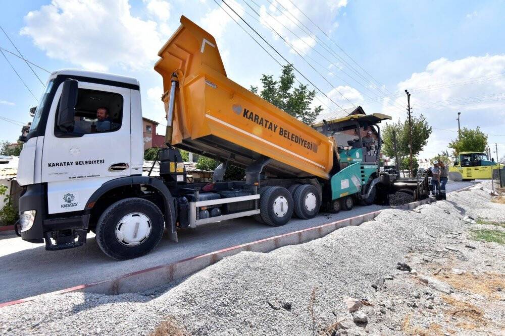 Karatay’da sıcak asfalt seferberliği sürüyor