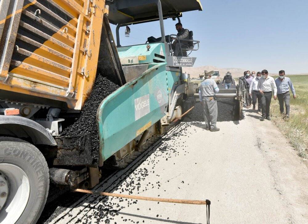 Karatay’da sıcak asfalt seferberliği sürüyor
