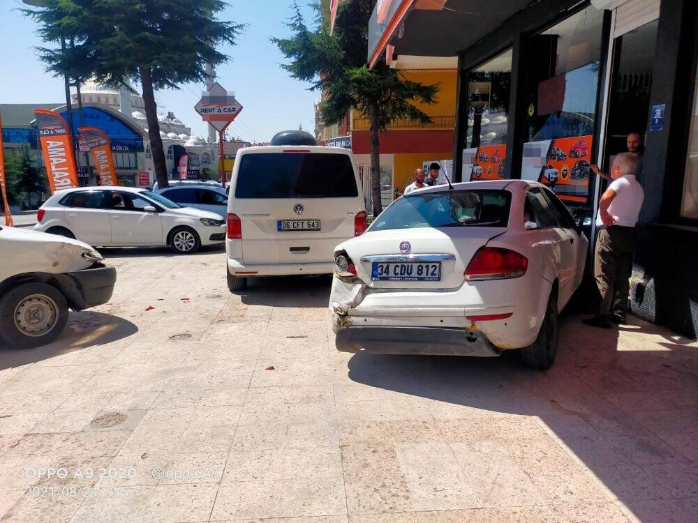 Ölümün teğet geçtiği anlar: Ani fren yapınca dükkana daldı