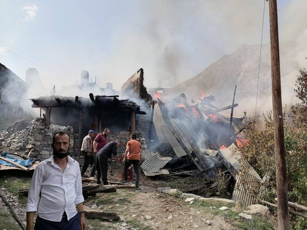 6 ev yanarak kül oldu