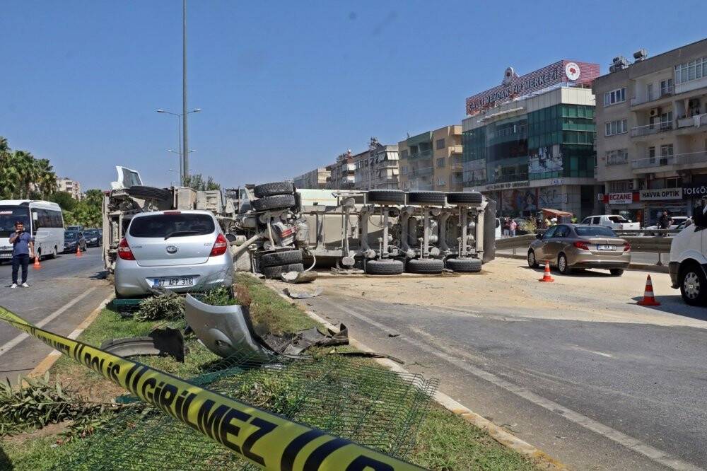 Hafriyat kamyonu devrildi, tonlarca kum yola saçıldı