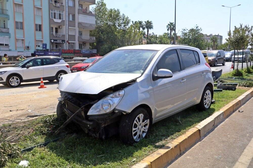 Hafriyat kamyonu devrildi, tonlarca kum yola saçıldı