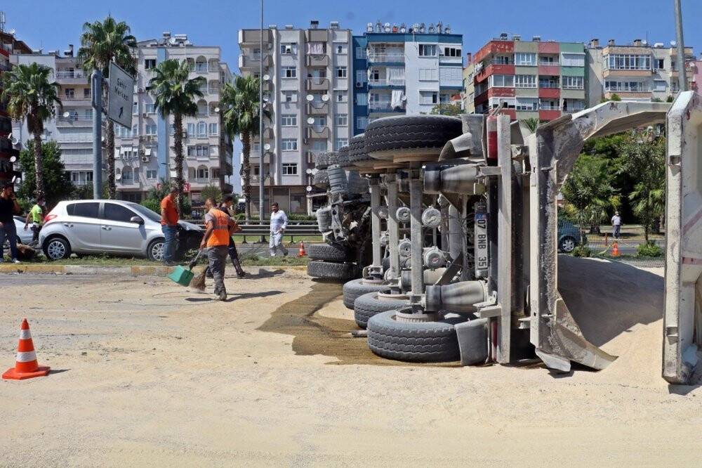 Hafriyat kamyonu devrildi, tonlarca kum yola saçıldı