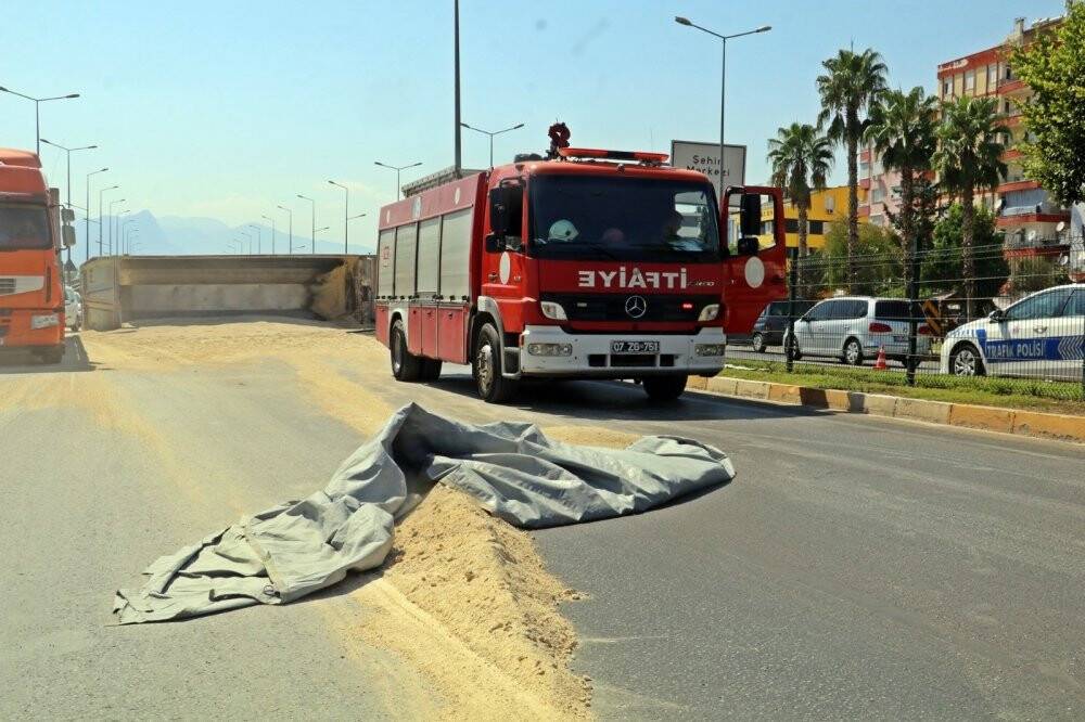 Hafriyat kamyonu devrildi, tonlarca kum yola saçıldı
