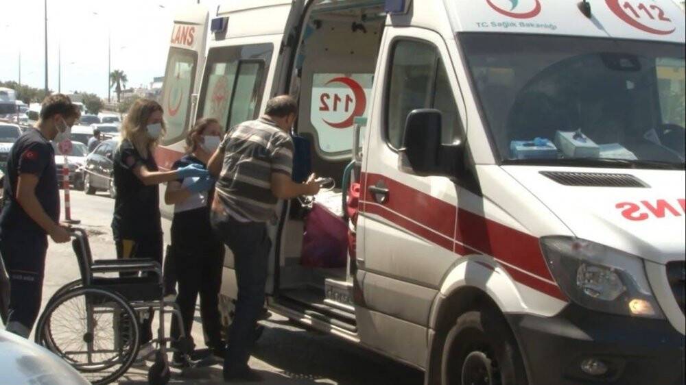 Hafriyat kamyonu devrildi, tonlarca kum yola saçıldı