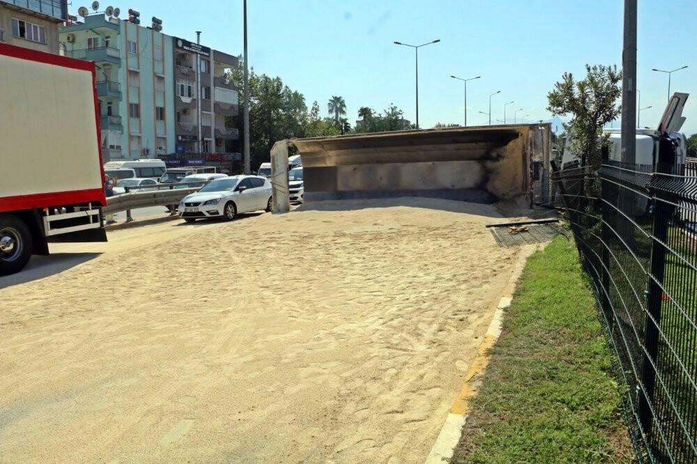 Hafriyat kamyonu devrildi, tonlarca kum yola saçıldı