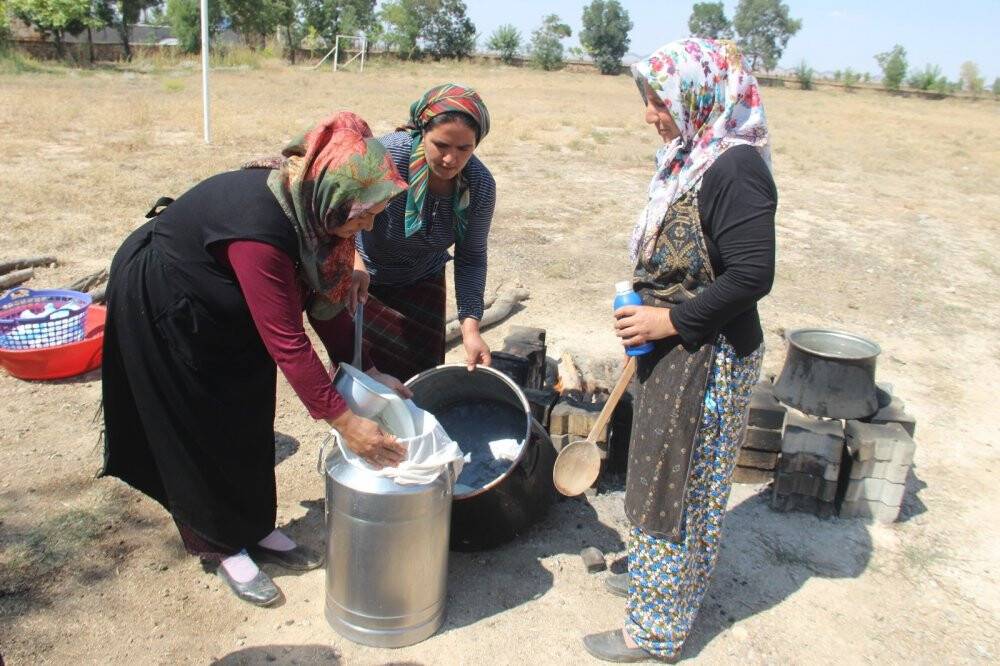 Konya'da kadınlar el ele verip 8 çeşit peynir üretti