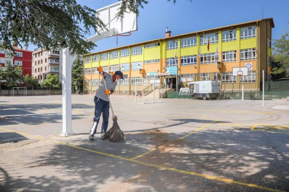 Meram’da okul bahçeleri temizleniyor