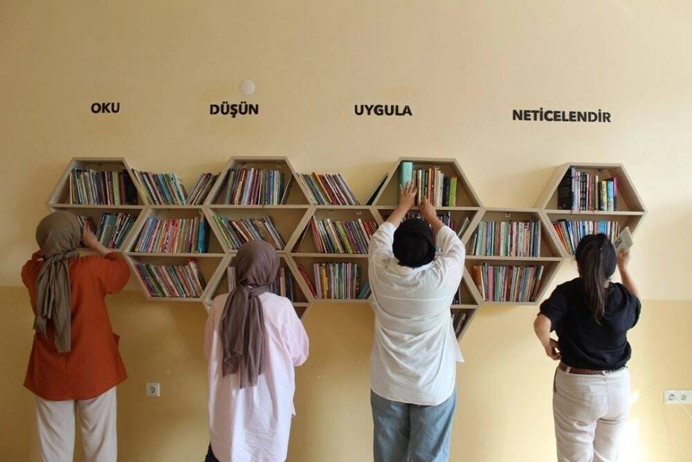 Üniversiteli gençlerden "17 İlçede 17 Kütüphane Projesi”