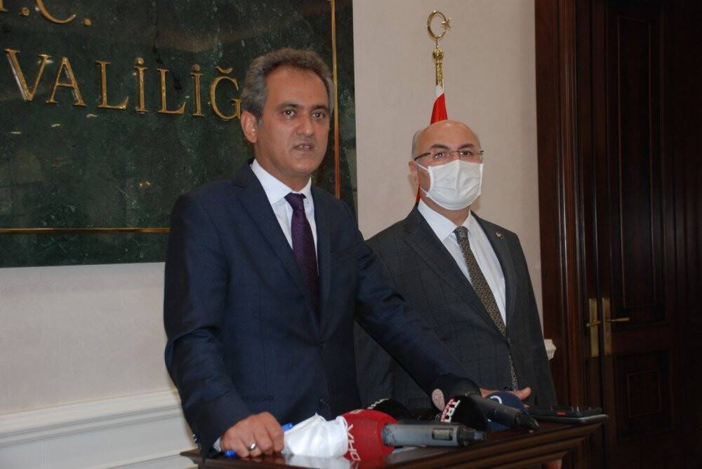 Bakan Özer’den ilk resmi ziyaretinde okul açıklaması