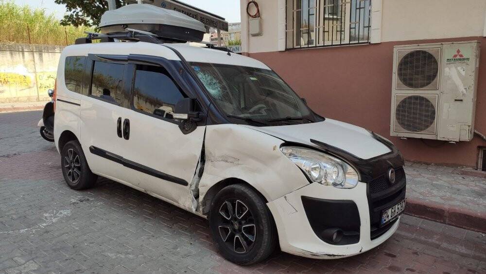 Otomobil ile motosiklet çarpıştı, o anlar kamerada