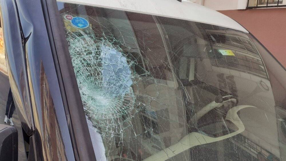 Otomobil ile motosiklet çarpıştı, o anlar kamerada
