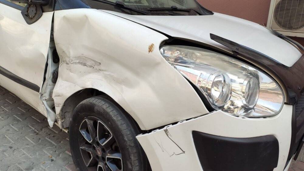 Otomobil ile motosiklet çarpıştı, o anlar kamerada