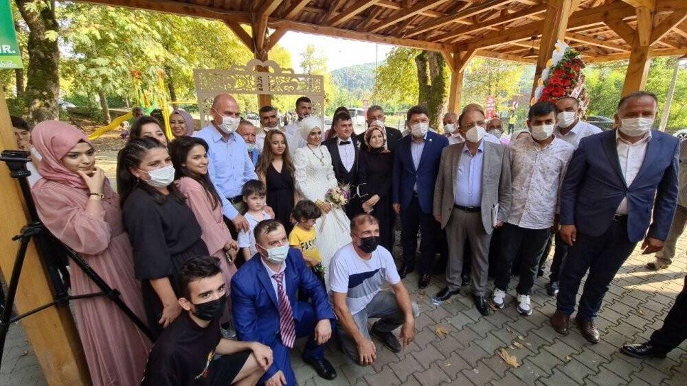 Bakan Soylu, sel bölgesinde yolunun üzerindeki uzman çavuşun düğününe katıldı