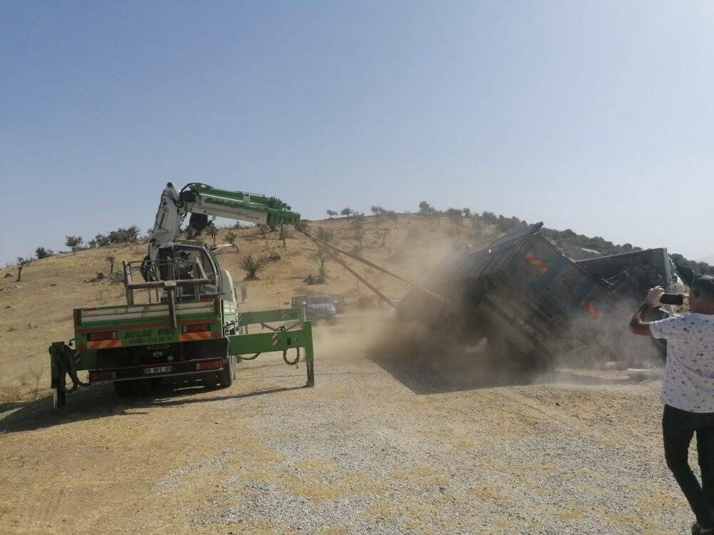 Frenleri tutmayan kamyon devrildi! 7 yaralı