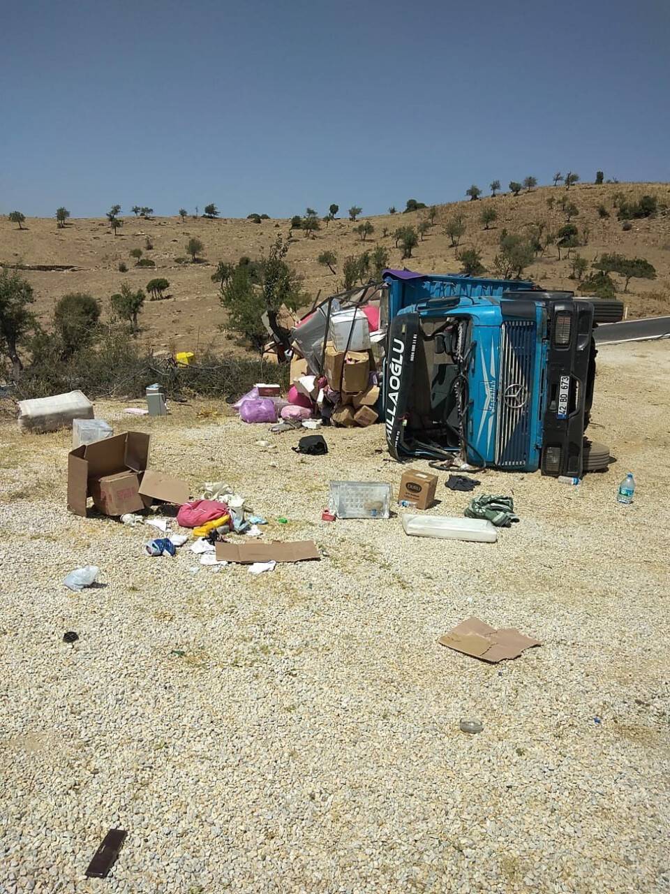 Frenleri tutmayan kamyon devrildi! 7 yaralı