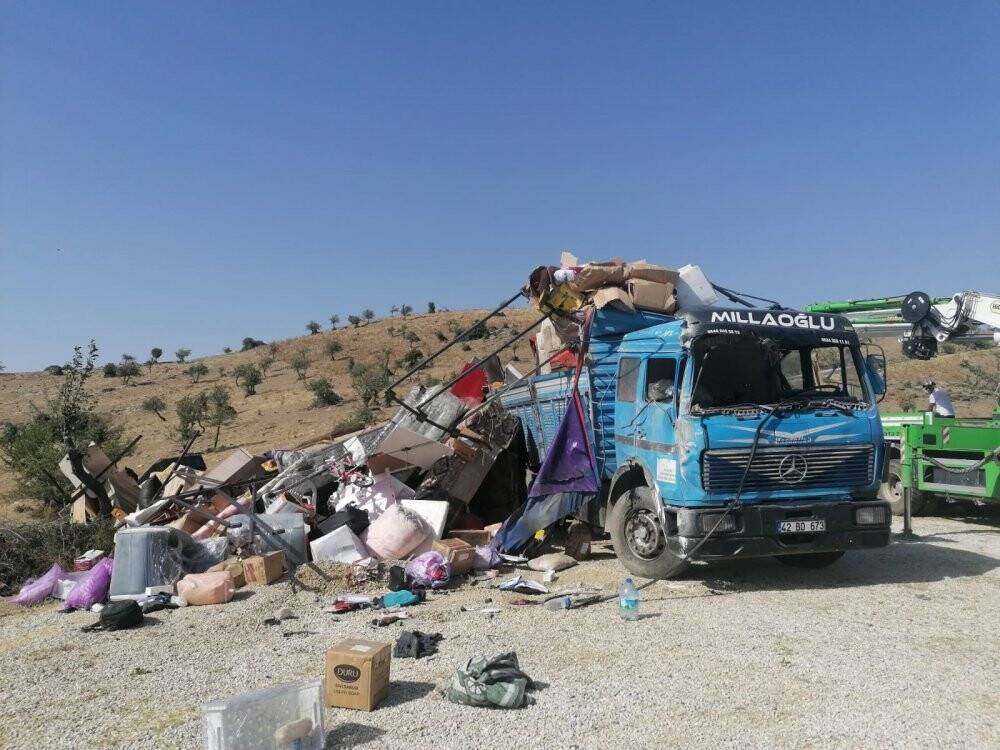 Frenleri tutmayan kamyon devrildi! 7 yaralı