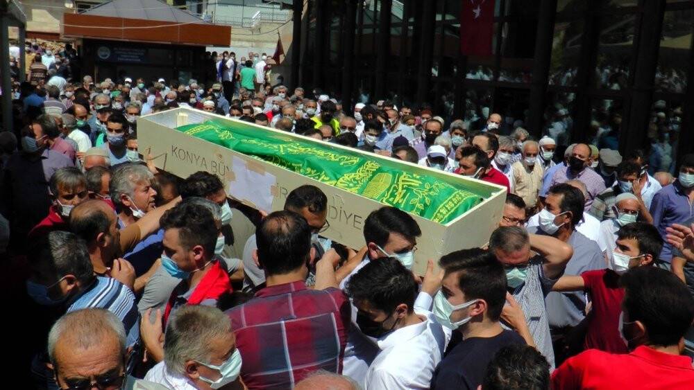 Konya'daki feci kazada can veren aynı aileden 6 kişi gözyaşlarıyla toprağa verildi