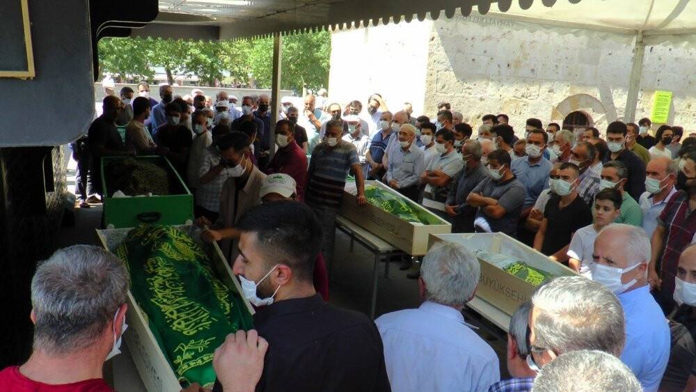 Konya'daki feci kazada can veren aynı aileden 6 kişi gözyaşlarıyla toprağa verildi