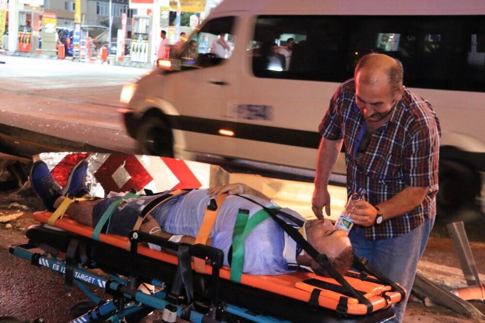 Servis minibüsü bariyere çarparak yan yattı: 7 yaralı