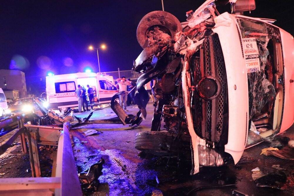 Servis minibüsü bariyere çarparak yan yattı: 7 yaralı