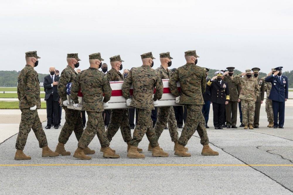 Biden, Afganistan’da ölen ABD askerlerinin cenazelerini karşıladı