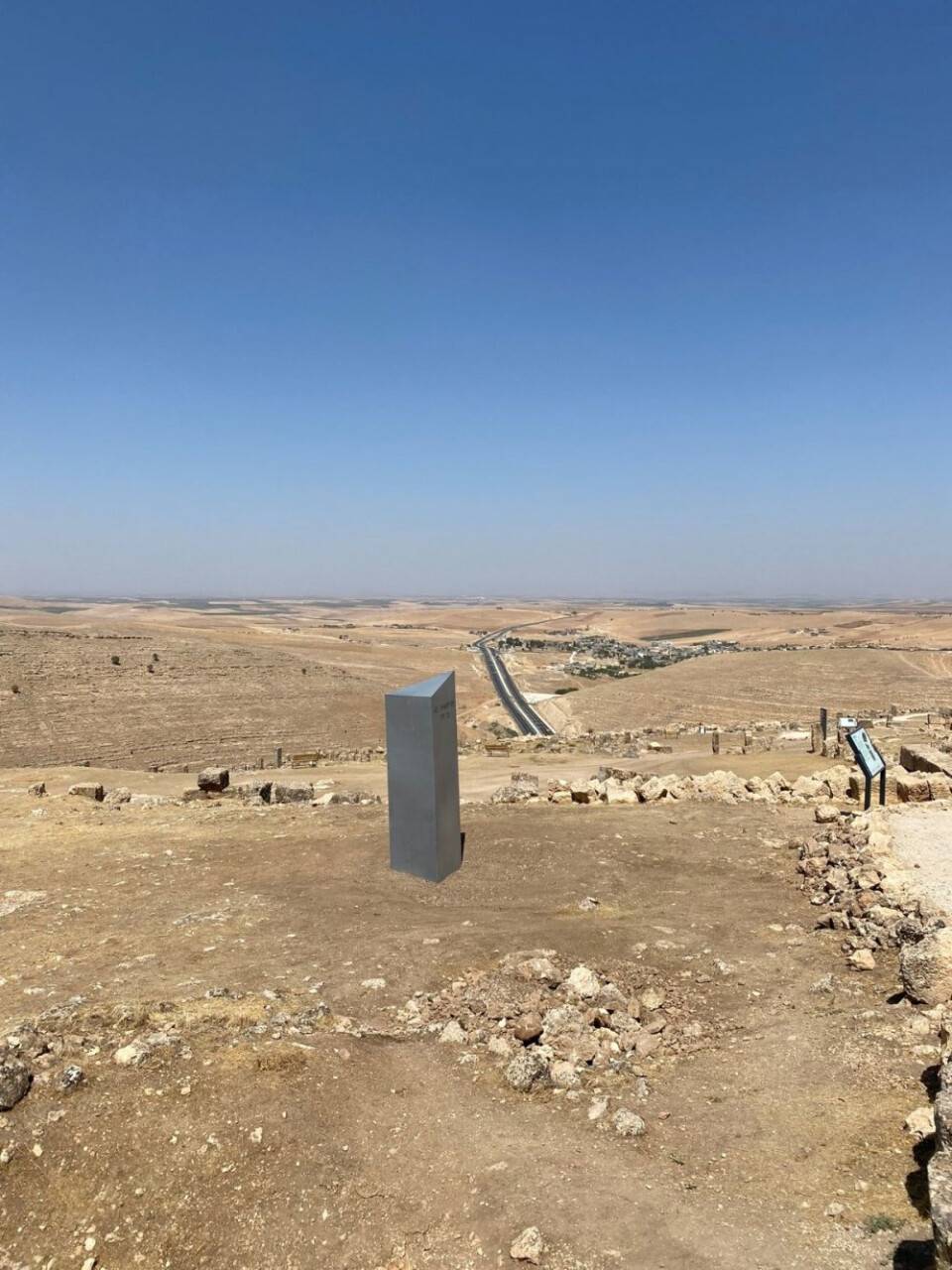 Gizemli monolit Diyarbakır’da ortaya çıktı