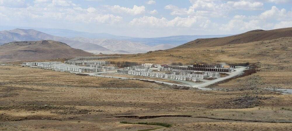 İran sınırındaki duvar çalışmaları aralıksız devam ediyor