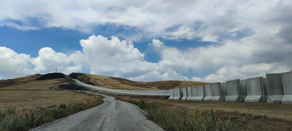 İran sınırındaki duvar çalışmaları aralıksız devam ediyor