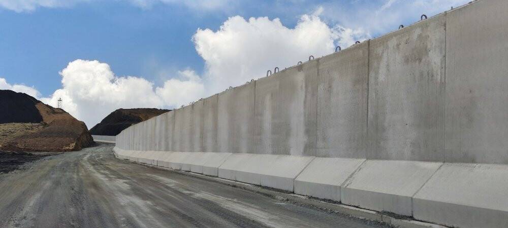 İran sınırındaki duvar çalışmaları aralıksız devam ediyor