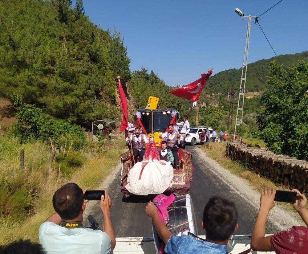 Mutluluk kepçeyle geldi