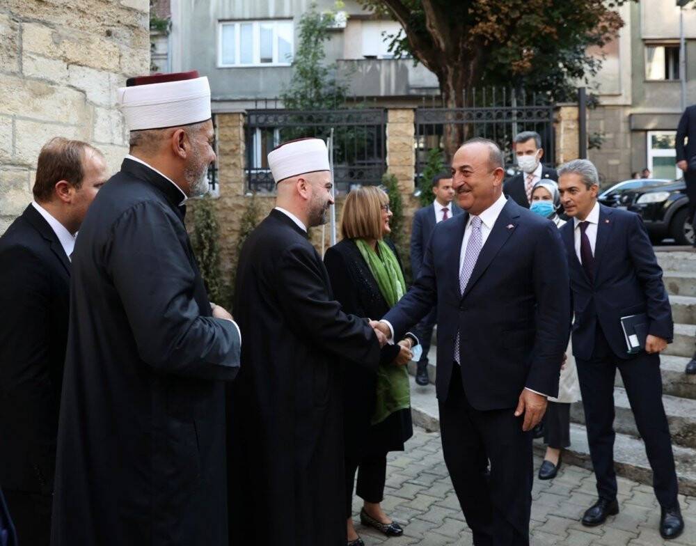 Dışişleri Bakanı Çavuşoğlu, Sırbistan’da Bayraklı Camii’ni ziyaret etti