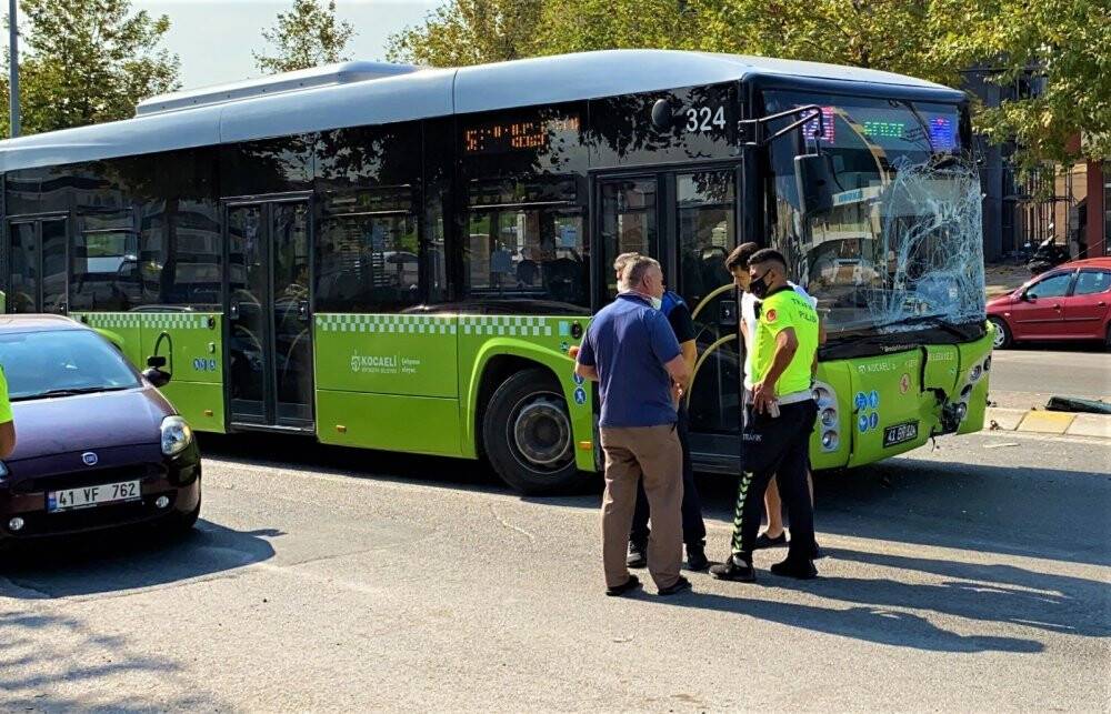 Halk otobüsü minibüsle çarpıştı!