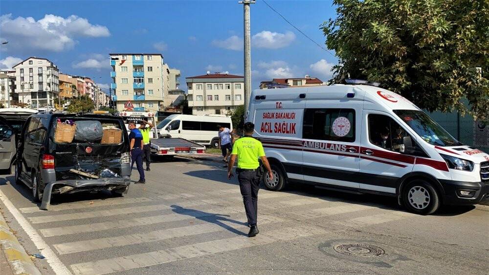 Halk otobüsü minibüsle çarpıştı!