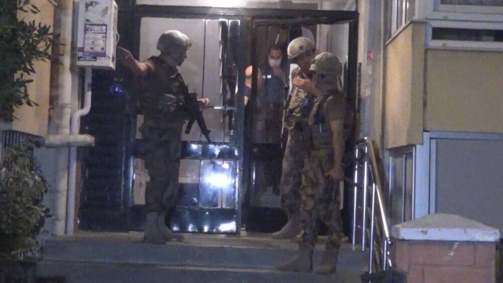 Kapı açılmayınca özel harekat sevk edildi: Elinde kola şişesi ve yiyecekler ile çıktı
