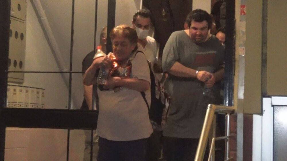 Kapı açılmayınca özel harekat sevk edildi: Elinde kola şişesi ve yiyecekler ile çıktı
