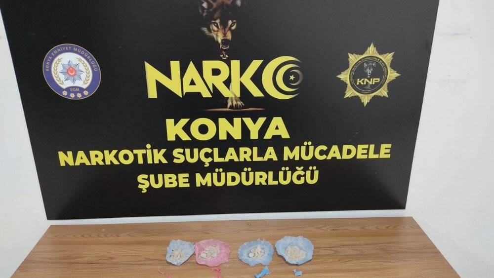 Konya’da peçeteye emdirilmiş uyuşturucu ele geçirildi